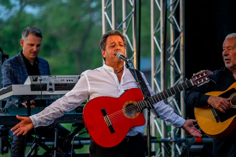 Chico & The Gypsies en performance live – groupe gypsy-pop